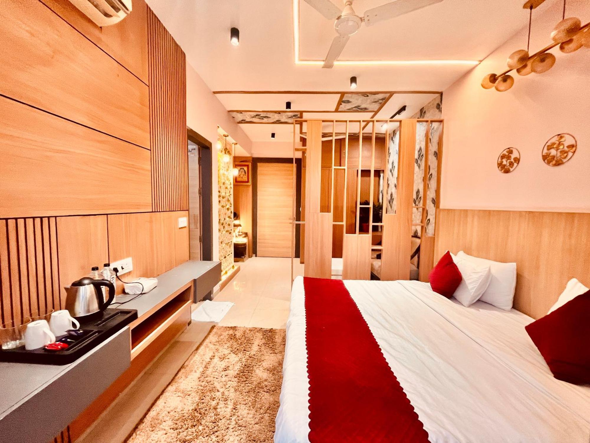 Pearl Grand Boutique Cottage In Omaxe Anandam Vrindavan - #Premium Ac Rooms With Balcony #Big Parking #Lift #Garden #Peaceful Area #Near Prem Mandir #Property Of The Year #Most Awarded Exterior photo