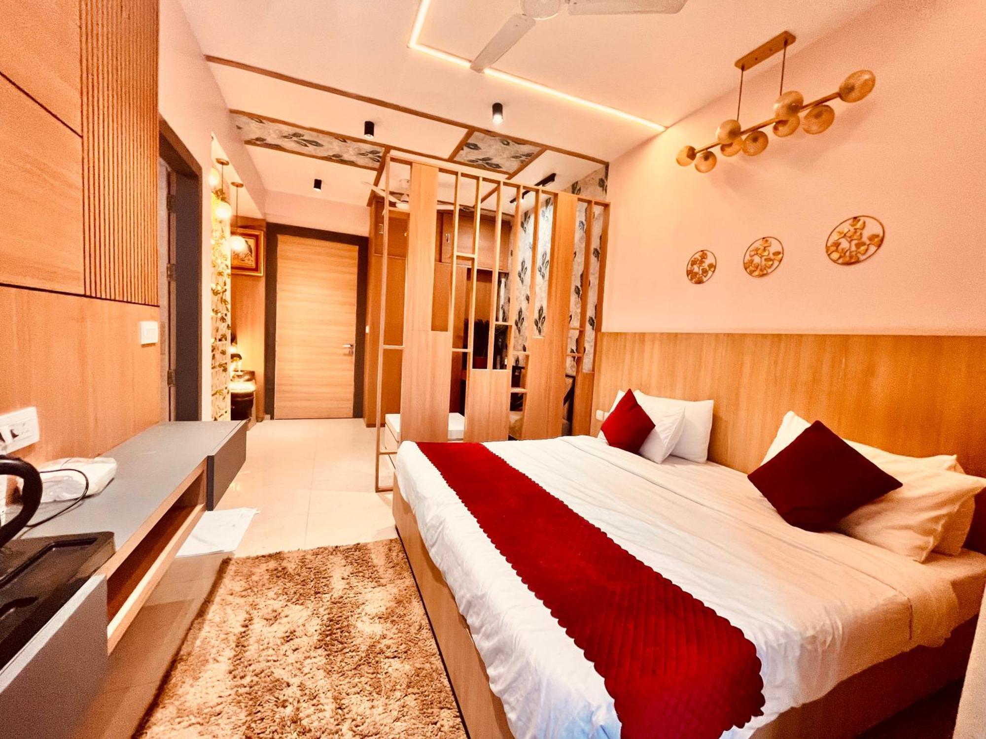 Pearl Grand Boutique Cottage In Omaxe Anandam Vrindavan - #Premium Ac Rooms With Balcony #Big Parking #Lift #Garden #Peaceful Area #Near Prem Mandir #Property Of The Year #Most Awarded Exterior photo