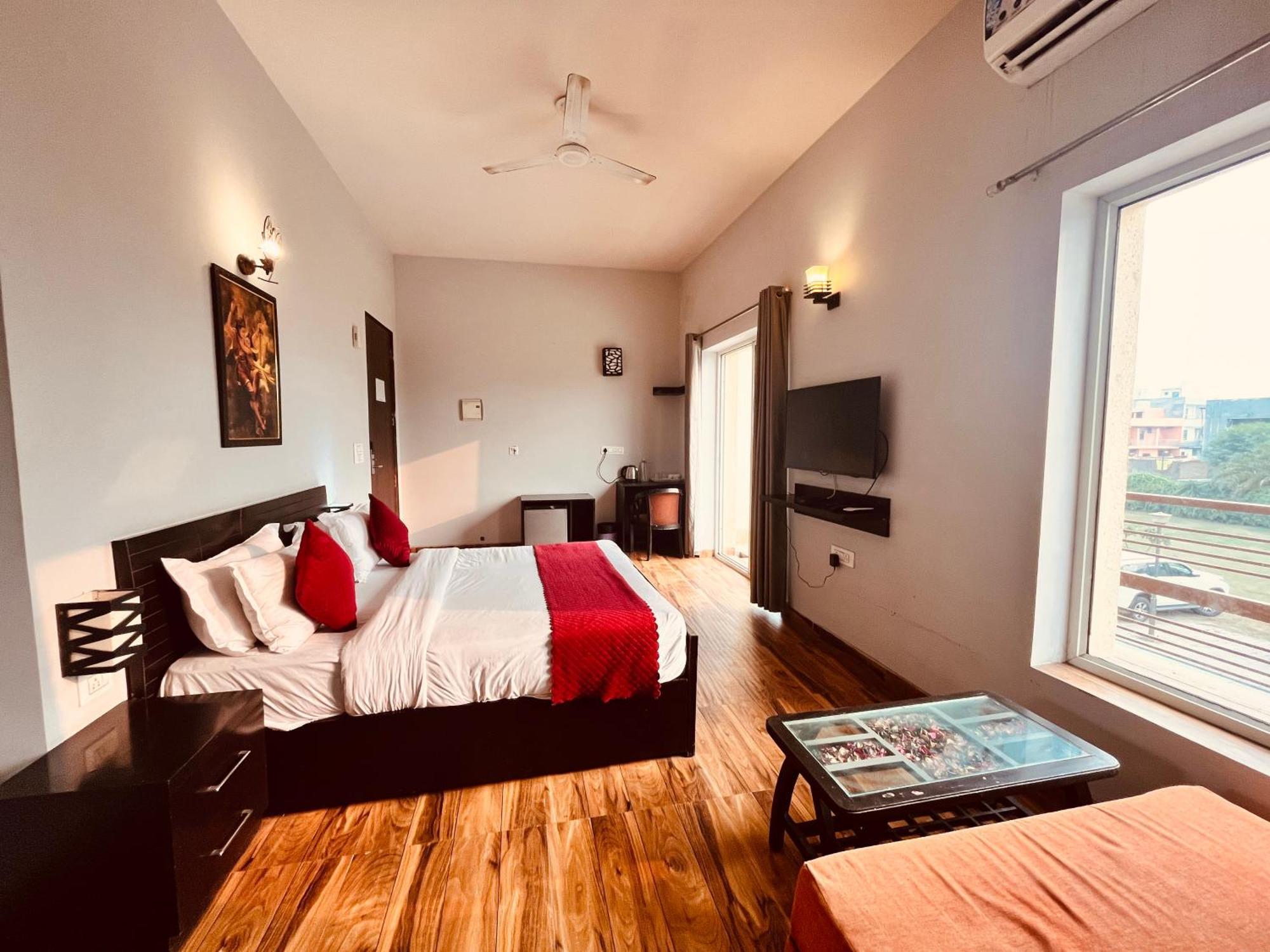 Pearl Grand Boutique Cottage In Omaxe Anandam Vrindavan - #Premium Ac Rooms With Balcony #Big Parking #Lift #Garden #Peaceful Area #Near Prem Mandir #Property Of The Year #Most Awarded Exterior photo