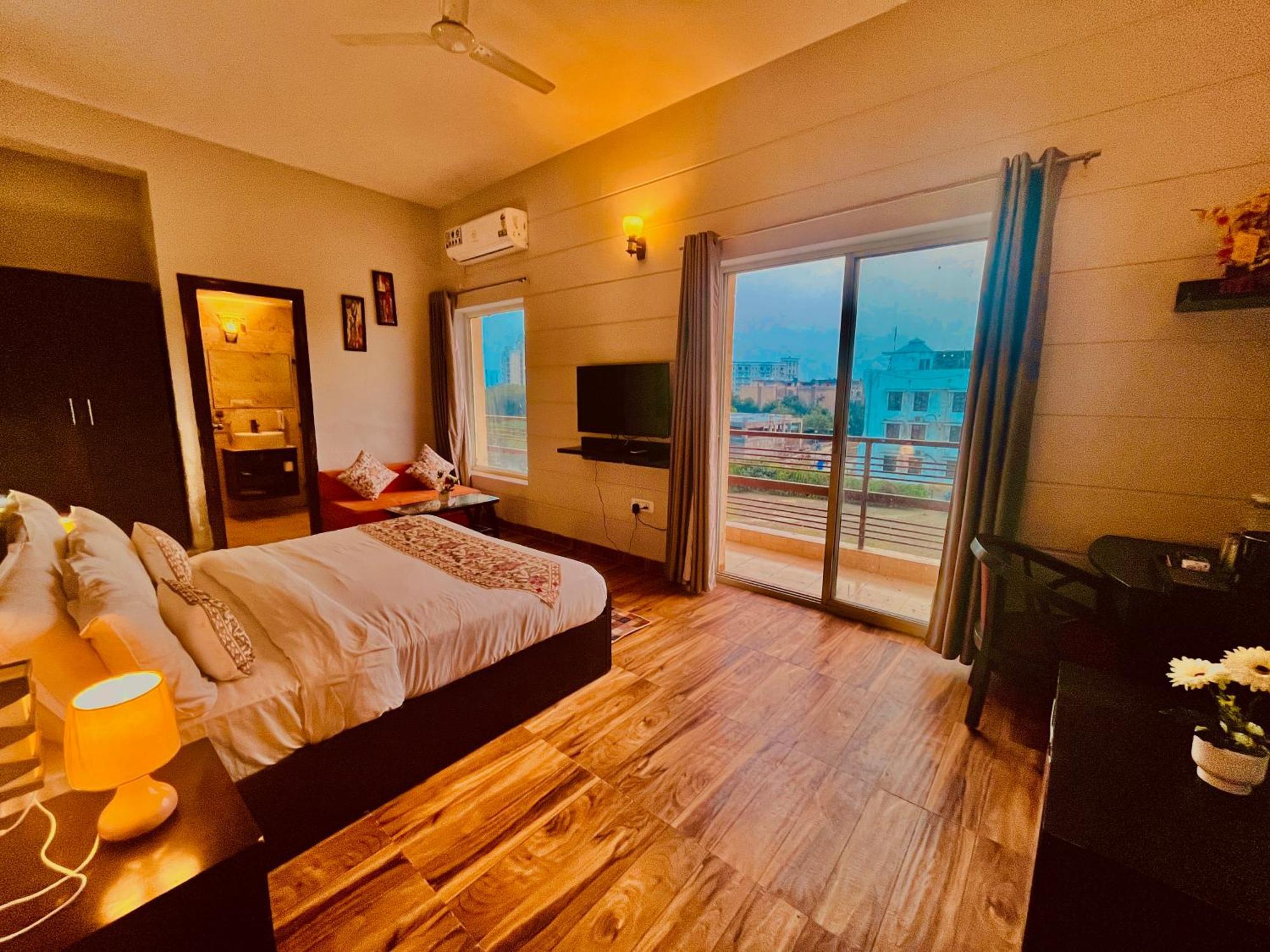 Pearl Grand Boutique Cottage In Omaxe Anandam Vrindavan - #Premium Ac Rooms With Balcony #Big Parking #Lift #Garden #Peaceful Area #Near Prem Mandir #Property Of The Year #Most Awarded Exterior photo