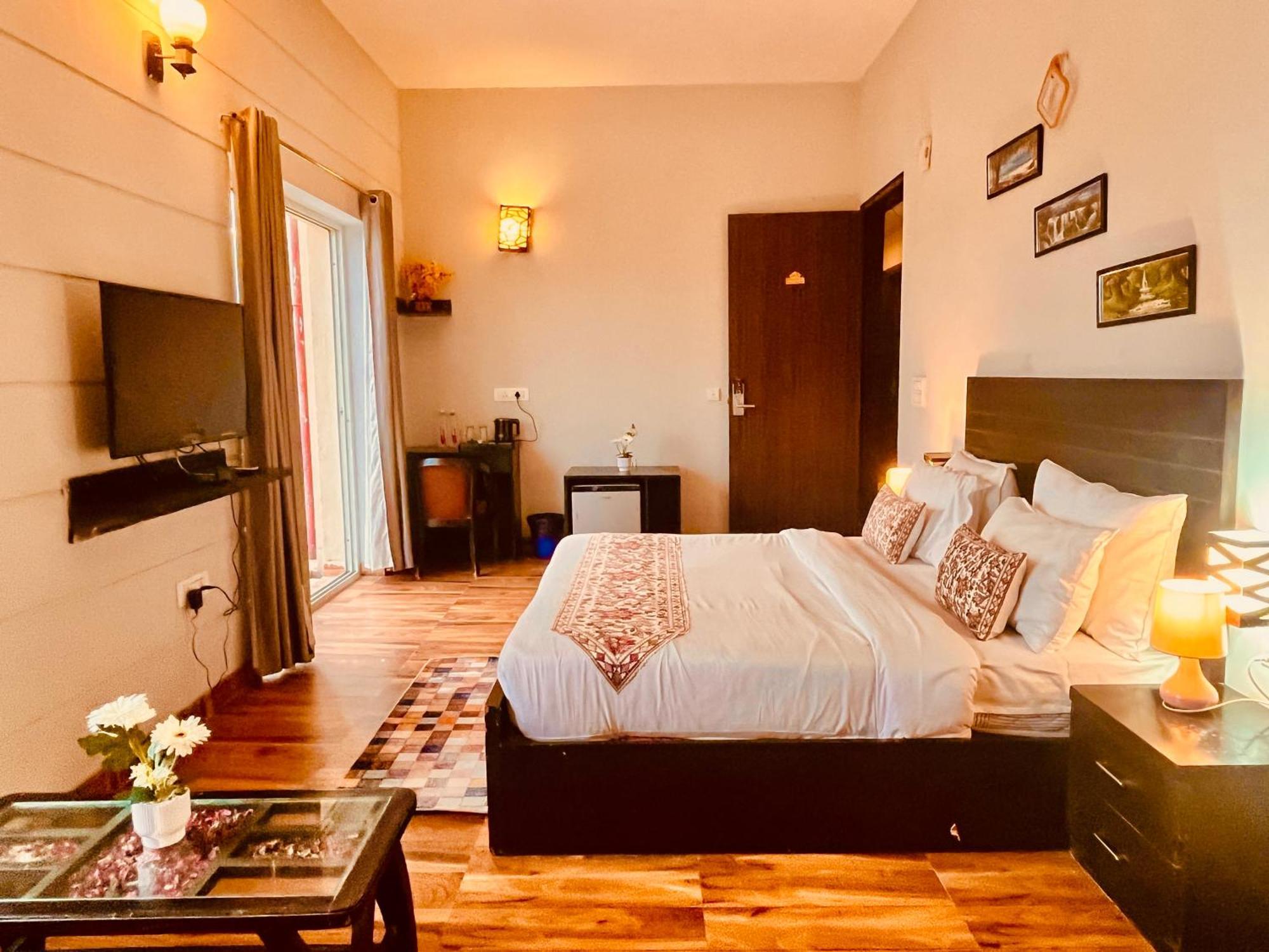 Pearl Grand Boutique Cottage In Omaxe Anandam Vrindavan - #Premium Ac Rooms With Balcony #Big Parking #Lift #Garden #Peaceful Area #Near Prem Mandir #Property Of The Year #Most Awarded Exterior photo