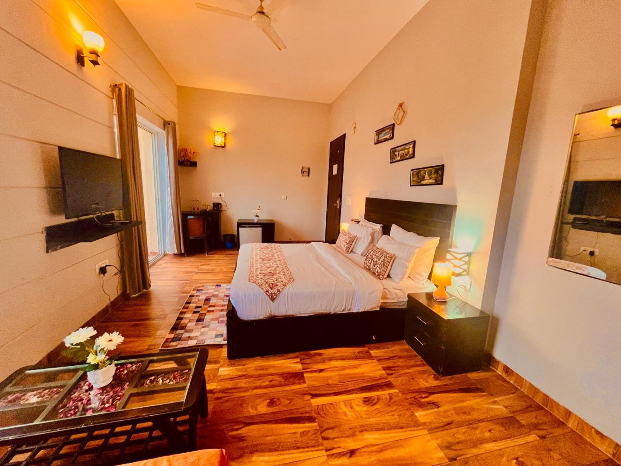 Pearl Grand Boutique Cottage In Omaxe Anandam Vrindavan - #Premium Ac Rooms With Balcony #Big Parking #Lift #Garden #Peaceful Area #Near Prem Mandir #Property Of The Year #Most Awarded Exterior photo